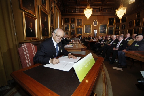 Mario Molina (Nobel prize in chemistry 1995) signs the Stockholm Memorandum